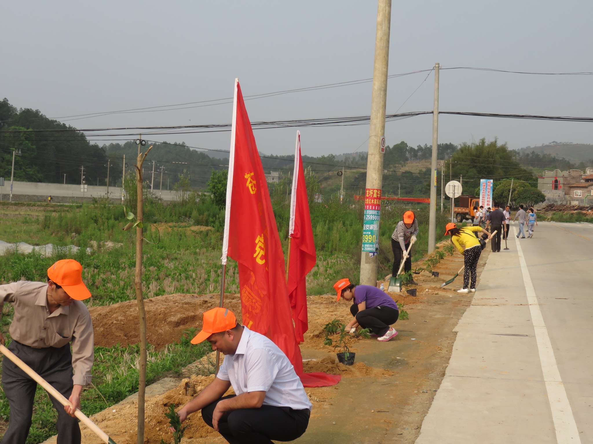 龍圩區(qū)領(lǐng)導與機關(guān)干部職工等人參加義務(wù)植樹活動