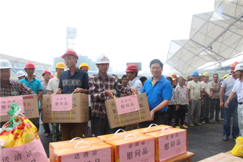 梧州市總工會黨組書記、常務(wù)副主席為在建體育場農(nóng)民工送清涼.JPG