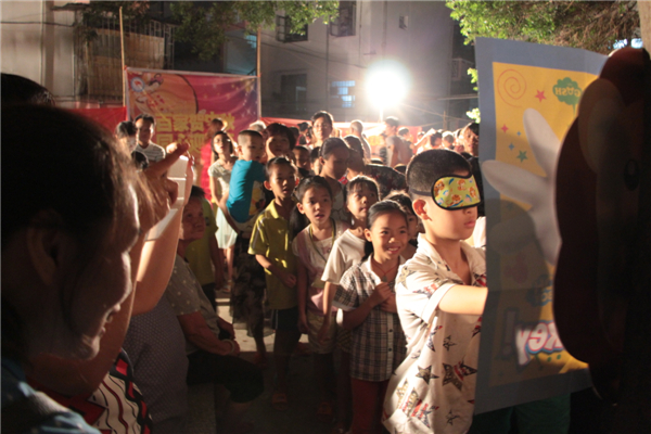 在中秋節(jié)來臨之際，為進(jìn)一步拓展“雙報(bào)到”活動，踐行“兩學(xué)一做”學(xué)習(xí)教育，關(guān)愛社區(qū)職工群眾，營造歡樂祥和的節(jié)日氛圍，梧州市