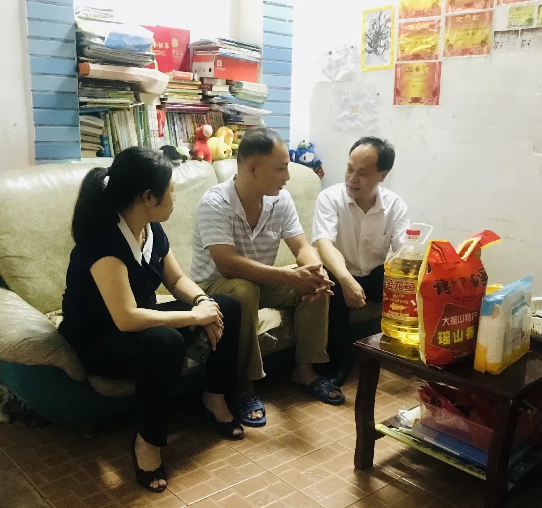 節(jié)日慰問暖人心，結(jié)對(duì)幫扶情誼真