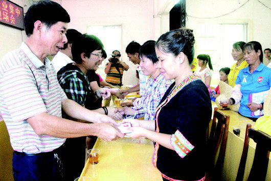 蒼梧縣六堡鎮(zhèn)：召開“企業(yè)集中建會”暨“農(nóng)民工入會集中行動(dòng)”現(xiàn)場會