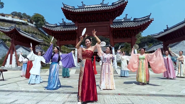 聽，梧州學院的教職工演繹《禮儀之邦》向祖國73周年華誕獻禮