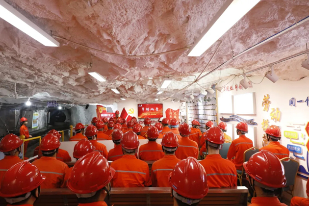 傾聽(tīng)勞模故事 汲取榜樣力量