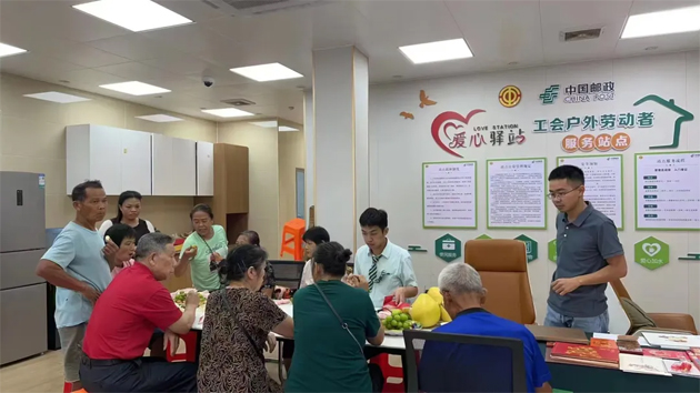 把思念和祝福郵回家丨藤縣郵政工會驛站開展外出務(wù)工人員免費(fèi)郵寄月餅暨積分兌月餅活動