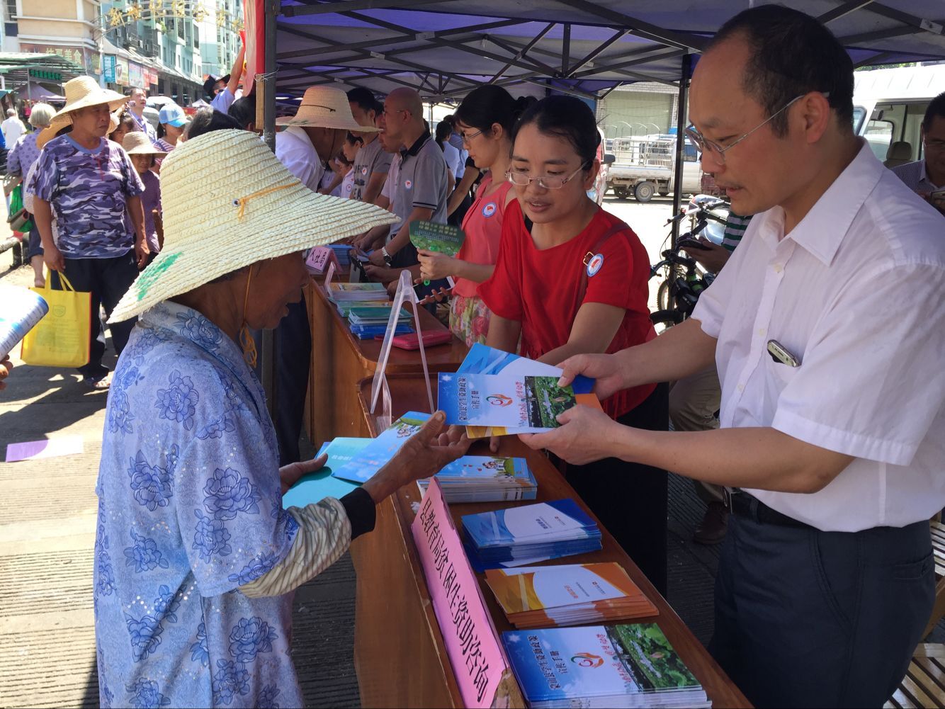 開(kāi)展慶“七一”集中為民宣傳服務(wù)活動(dòng)