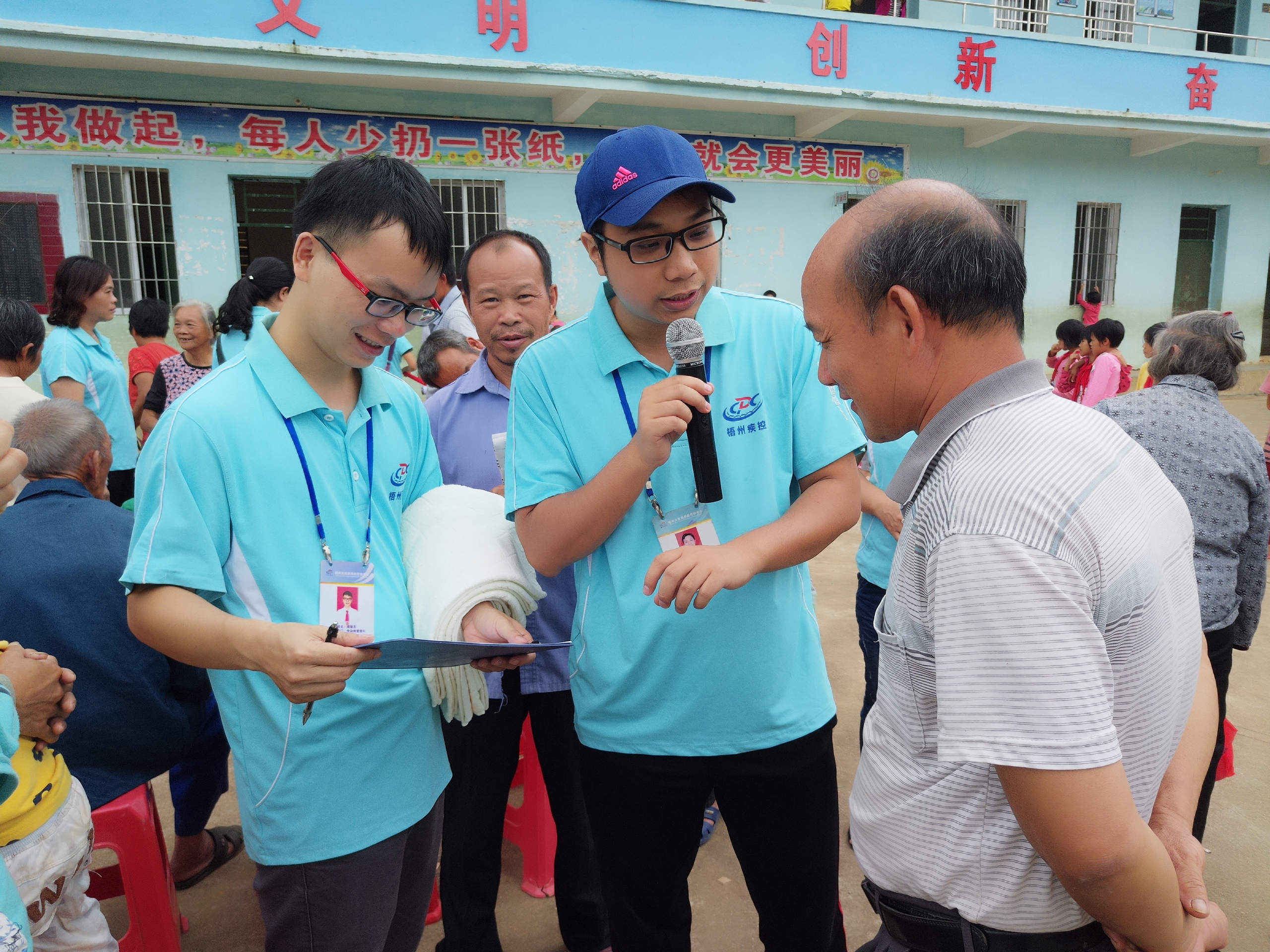 2016年10月14日市疾控中心工作人員在進(jìn)行有獎問答環(huán)節(jié)，與村民們互動。（陸紅玉  攝）.jpg