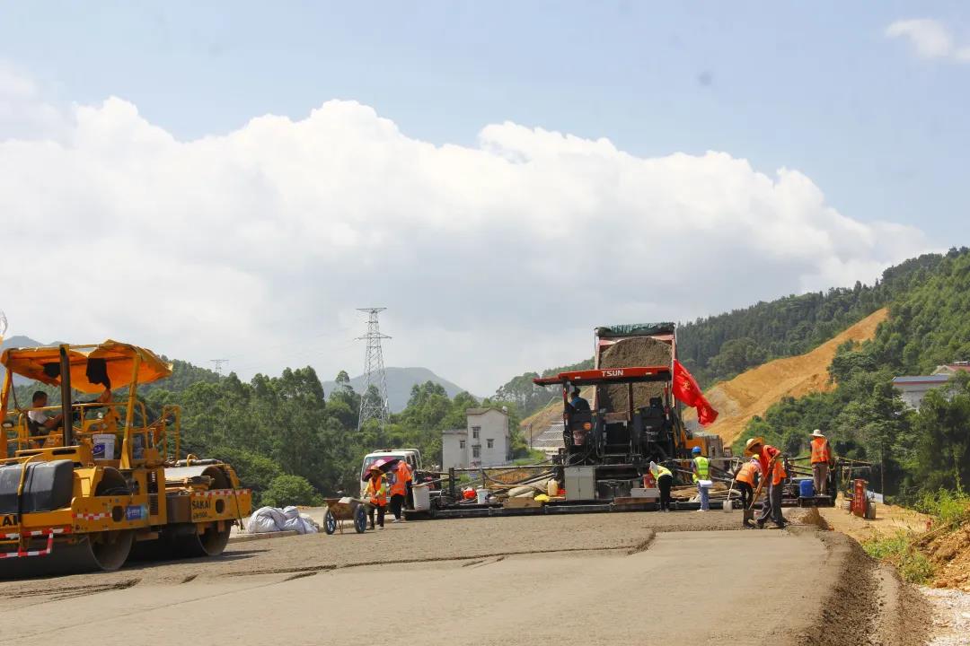 蒙山縣總工會(huì)模范引領(lǐng)加快荔玉高速公路蒙山段施工進(jìn)度