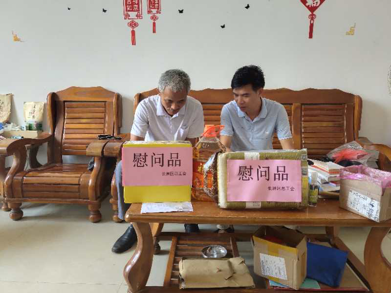 長洲區(qū)總工會走訪慰問農民工勞模