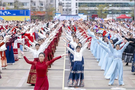 【跟黨奮進(jìn)新征程 巾幗建功新時(shí)代】梧州市第十二屆婦女國風(fēng)趣味體育運(yùn)動(dòng)會(huì)暨“梧家巧姐姐”國潮集市，精彩綻放！