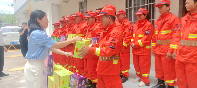 龍圩區(qū)總工會(huì)開(kāi)展送清涼活動(dòng)